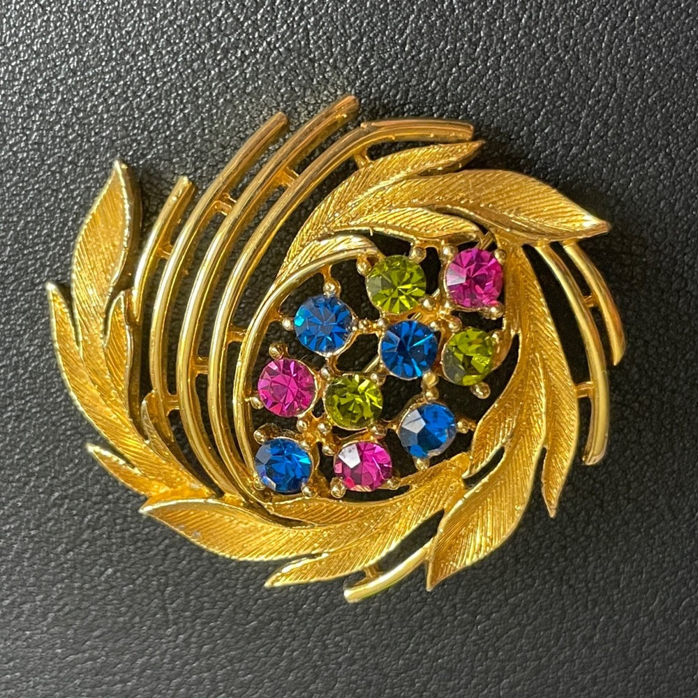 Vintage Rhinestone Starburst /Swirl Pin‎ Brooch in Gold Tone EUC